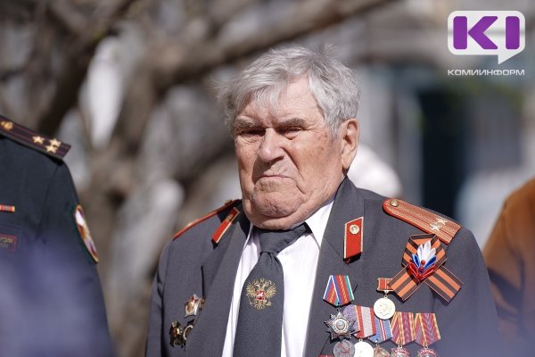 В Сыктывкаре 93-летнему труженику тыла организовали торжественный парад у дома