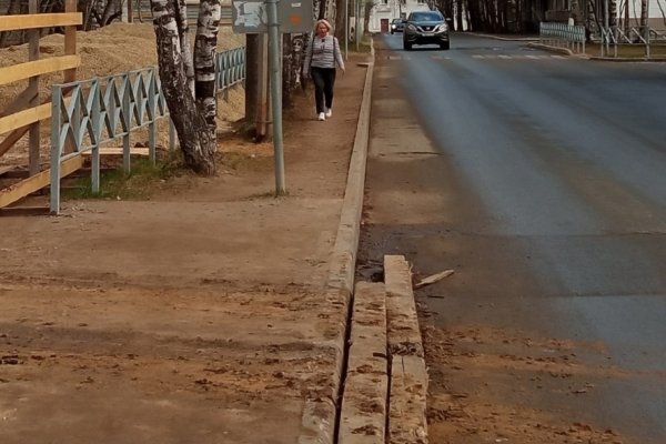 В Сыктывкаре строительная техника перепачкала дорогу