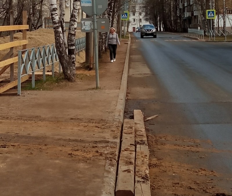 В Сыктывкаре строительная техника перепачкала дорогу