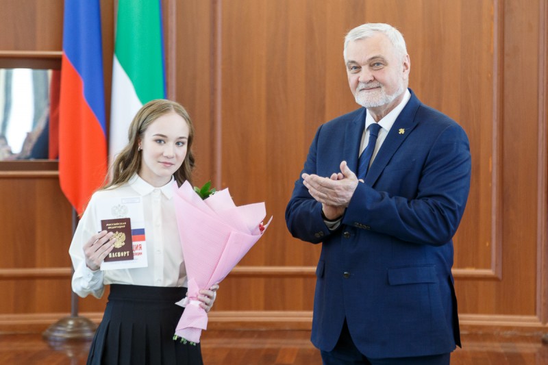 Глава Коми вручил паспорта отличившимся школьникам республики 