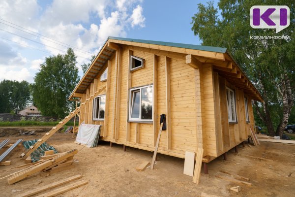 Добротный деревянный коттедж возводят в поселке Первомайский для врача 