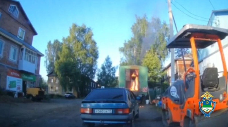 В Сыктывкаре автоинспекторы спасли загоревшегося в бытовке мужчину