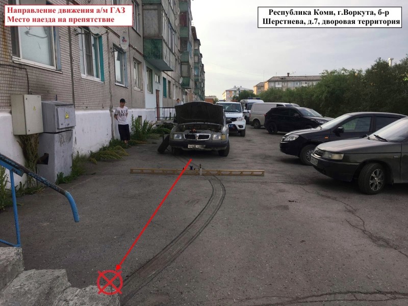 В Воркуте 12-летний ребенок сел за руль "Волги" и врезался в подъезд жилого дома 