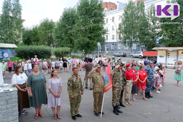 Сыктывкарским школьникам показали военную амуницию, оружие и рассказали о важности любви к Родине