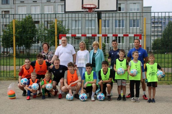 Футбол в школе: сыктывкарской школе № 43 передали спортинвентарь