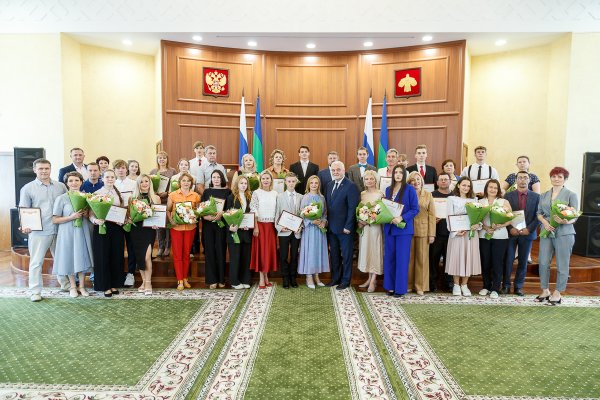 Глава Коми наградил призеров Всероссийской олимпиады школьников и выпускников-стобалльников