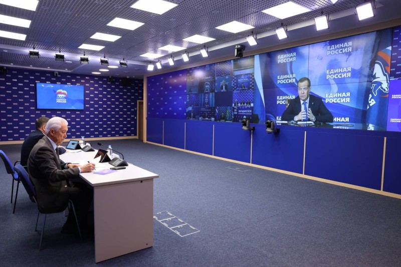 Дмитрий Медведев: "Единая Россия" должна одержать победу на выборах при высоком доверии граждан