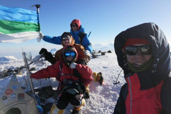 Эльбрус заигрывал с нами: сыктывкарские туристы забрались на вершину горы по сложному маршруту 