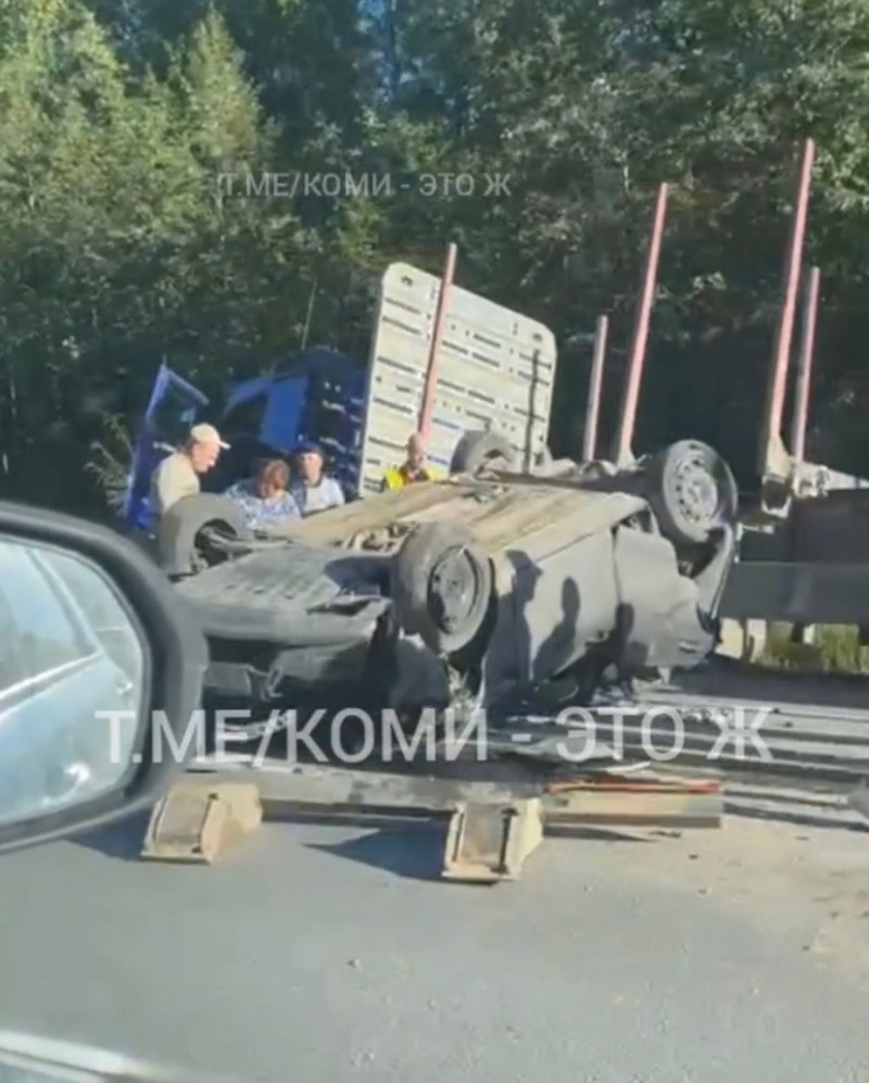 На трассе Сыктывкар - Троицко-Печорск перевернулась Lada Vesta
