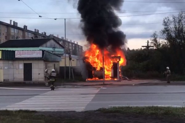 В Сосногорске сгорел киоск с шаурмой
