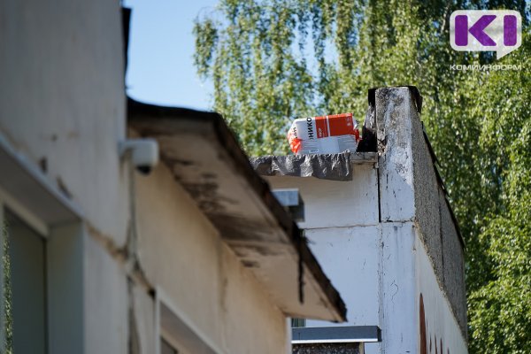 Жильцы многоквартирного дома в Сыктывкаре переживают о сроках капремонта кровли