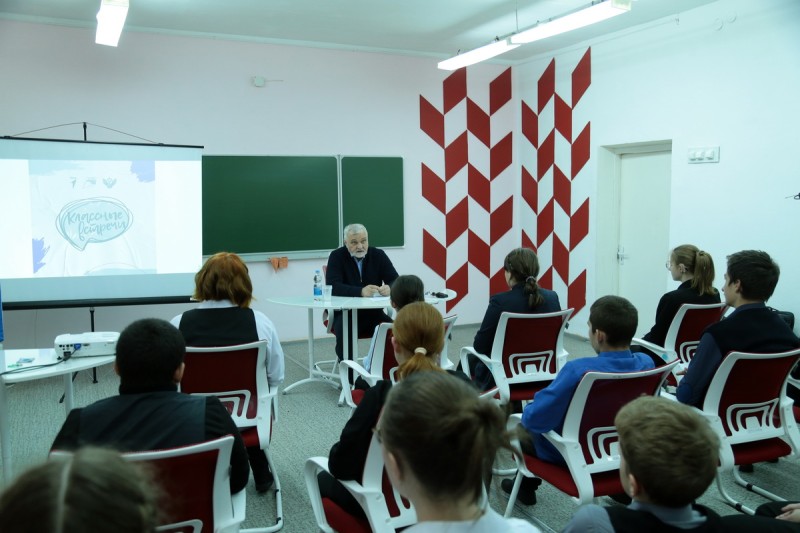 Владимир Уйба провёл "классную встречу" с учащимися Новоборской школы