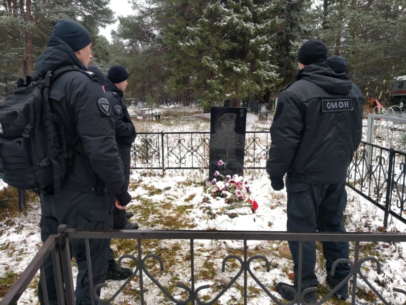 В Коми сотрудники ОМОН "Зырянин" почтили память погибшего сослуживца