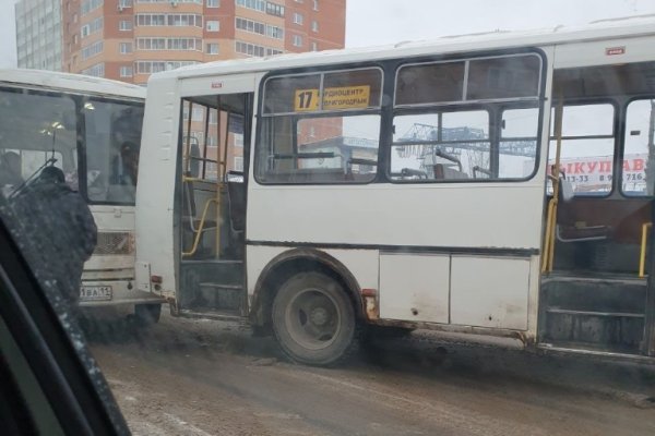 В Сыктывкаре на ул.Морозова столкнулись два автобуса