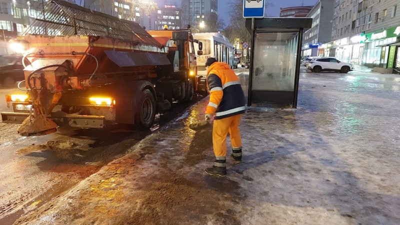 Коммунальные службы Сыктывкара продолжают расчистку улично-дорожной сети от снега и наледи