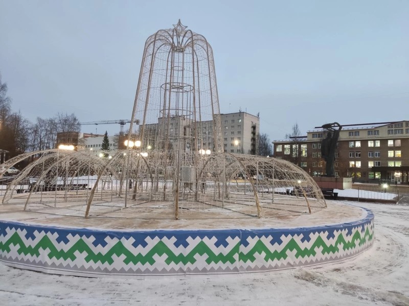 В Сыктывкаре завершен монтаж инсталляций "Новогодний подарок" и "Фонтан"