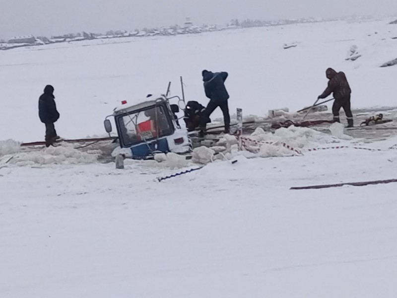 В Ижемском районе достали трактор, провалившийся в полынью 