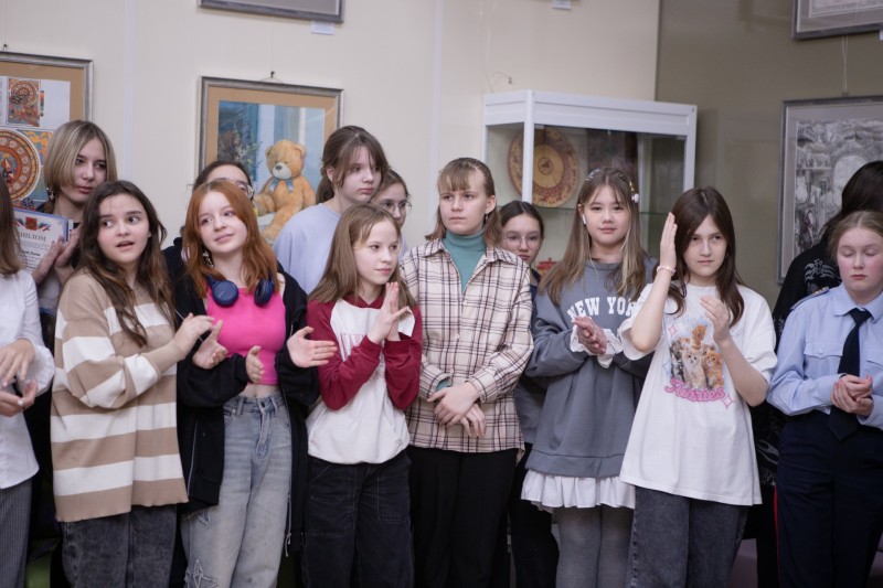 Сотрудники ООО "ЛУКОЙЛ-УНП" поздравили детей с Международным днем художника