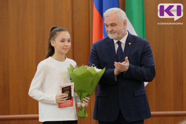 Мы надеемся на вас, вы - наше будущее: Владимир Уйба вручил паспорта лучшим школьникам накануне Дня Конституции
