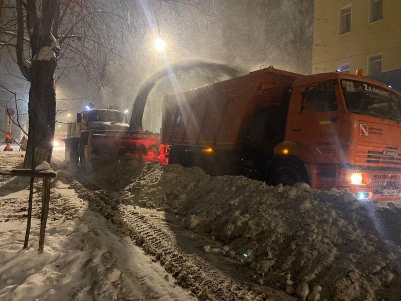 Коммунальщики Сыктывкара вынуждены эвакуировать машины, чтобы очистить дороги от снега