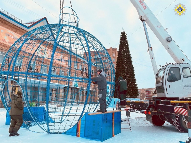 В Инте на центральной площади установили "Новогодний шар"

