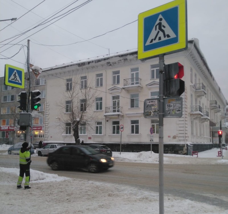 В Сыктывкаре ведется очистка светофоров и дорожных знаков от налипшего снега