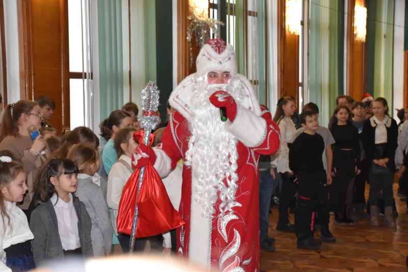 Ансамбль "Асъя кыа" поздравил детей Луганской Народной Республики с наступающим Новым годом

