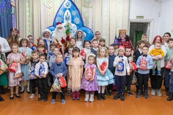 Новогодние утренники для одаренных школьников и детей участников СВО прошли в Троицко-Печорске