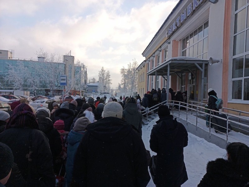 Сыктывкарцы пожаловались на очереди при входе на ж/д вокзал
