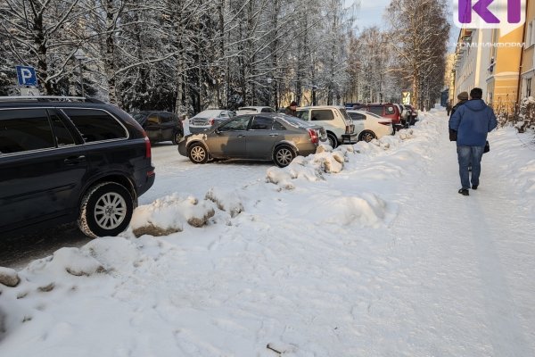 Сыктывкарцы жалуются на снежные завалы в центре города