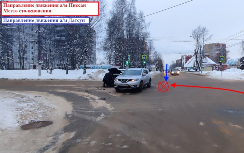 В Сыктывкаре водители Nissan и Datsun не смогли разъехаться на перекрестке