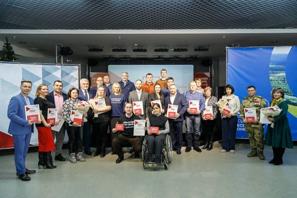 Глава Коми Владимир Уйба и певица Александра Круглова отметили добровольцев и волонтеров премией 