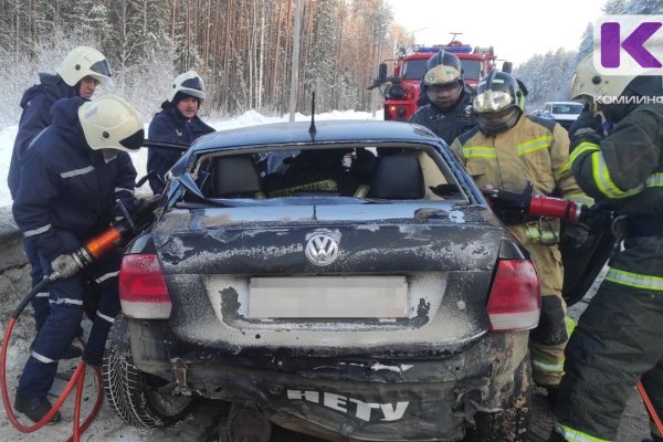 Попавший в ДТП под Сыктывкаром 19-летний водитель Volkswagen госпитализирован с серьезными травмами