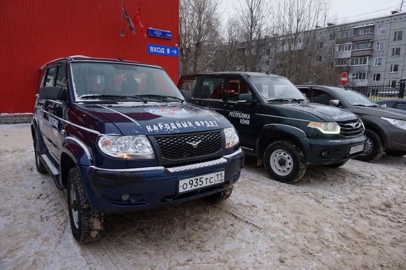 Отделение Соцфонда по Коми передало в зону проведения спецоперации два внедорожника УАЗ "Патриот"