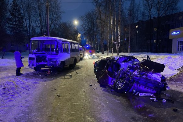В Сыктывкаре врезавшийся в автобус ПАЗ водитель 
