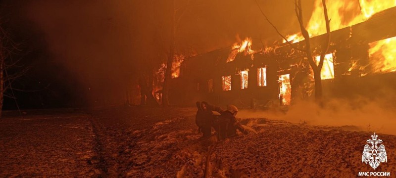 В Сосногорске горит двухэтажный дом