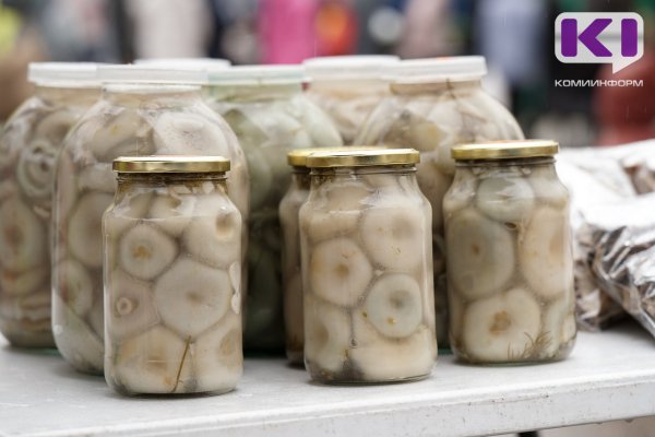 Ведро соленых грибов и 5 кг варенья: женщины в Сыктывкаре рассказали о самых необычных подарках на 8 Марта