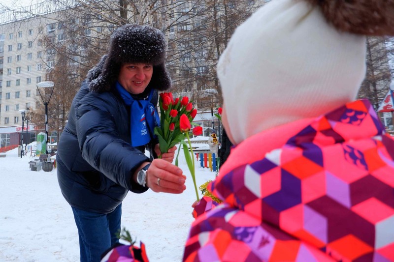 8 марта "Единая Россия" подарила весеннее настроение женщинам по всей Коми