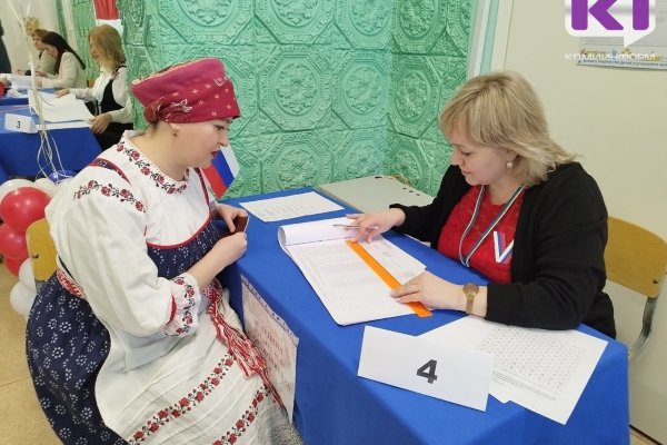 Представительницы Усть-Куломского землячества в столице Коми пришли на выборы в национальных костюмах