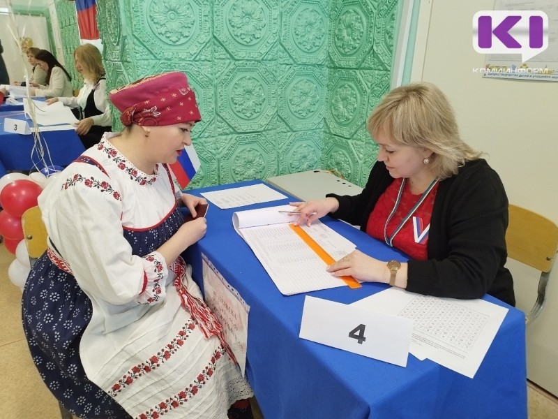 Представительницы Усть-Куломского землячества в столице Коми пришли на выборы в национальных костюмах