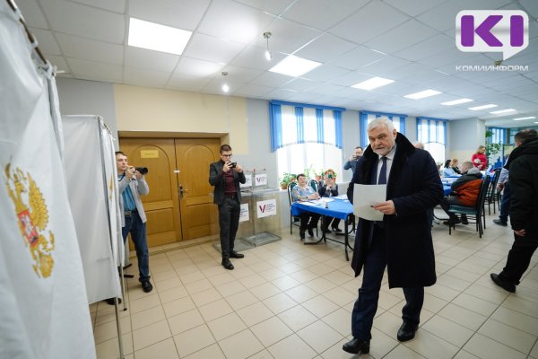 Глава Коми Владимир Уйба проголосовал на избирательном участке в Сыктывкаре
