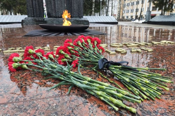 Сыктывкарцы несут цветы к стихийному мемориалу в память о жертвах теракта в 