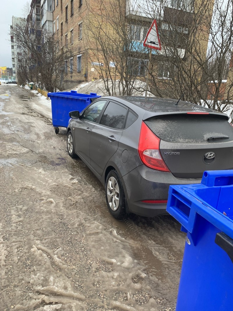 В Сосногорске произошло курьезное ДТП с участием мусорных баков на колесиках