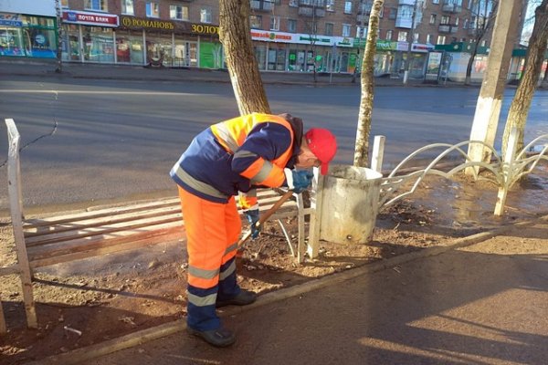 Коммунальные службы Сыктывкара продолжают уборку городских территорий после зимы