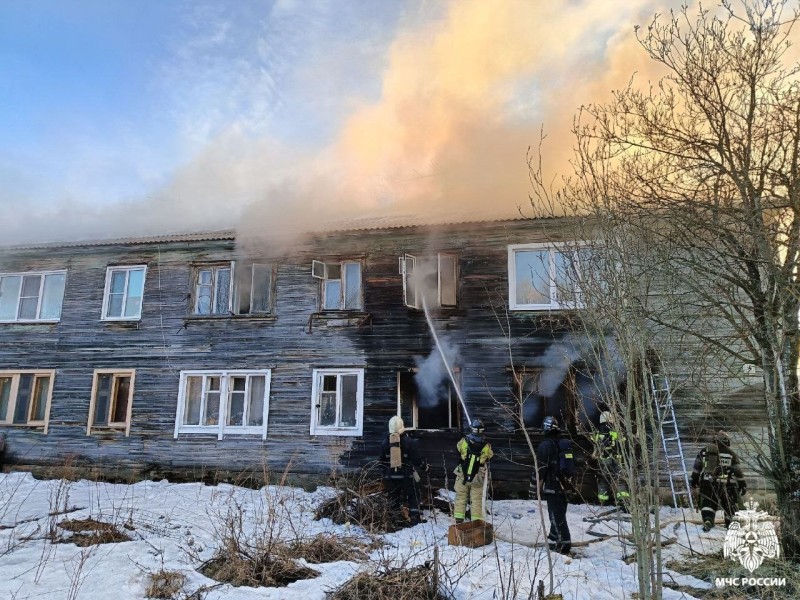 В Эжве загорелся деревянный дом, пожарные спасли двух человек