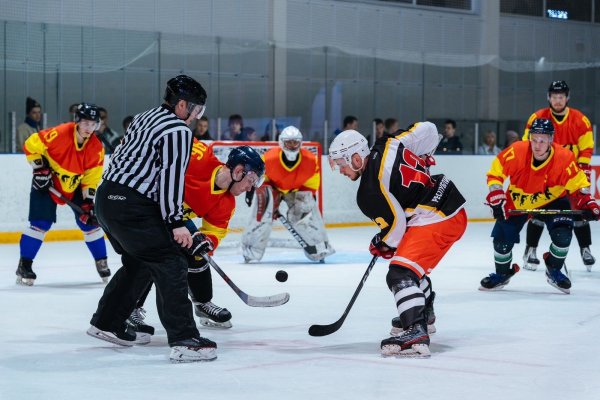 В Усинске прошли решающие игры межрегионального турнира по хоккею
