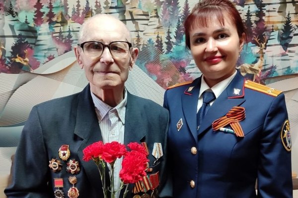 Следователи Коми поздравили участника Великой Отечественной войны с приближающимся Днем Победы