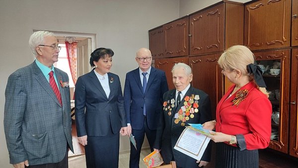 В Сыктывкаре поздравили участников Великой Отечественной войны с Днем Победы