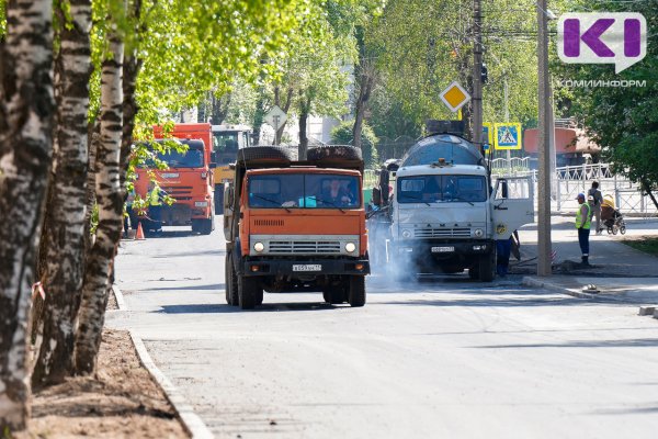 Теплая погода позволила коммунальщикам вернуться к ремонту дорог в Сыктывкаре