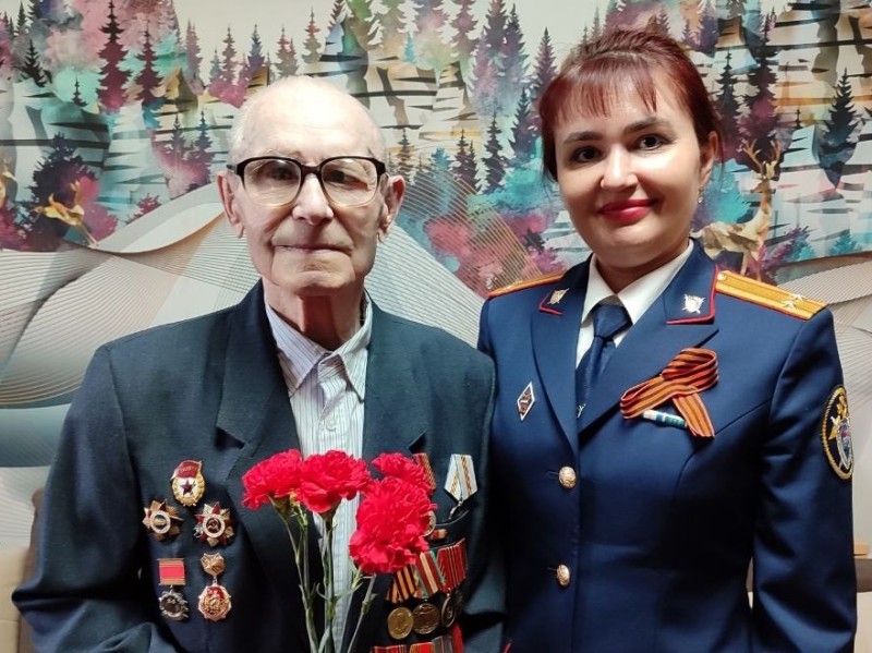 Следователи Коми поздравили участника Великой Отечественной войны с приближающимся Днем Победы
